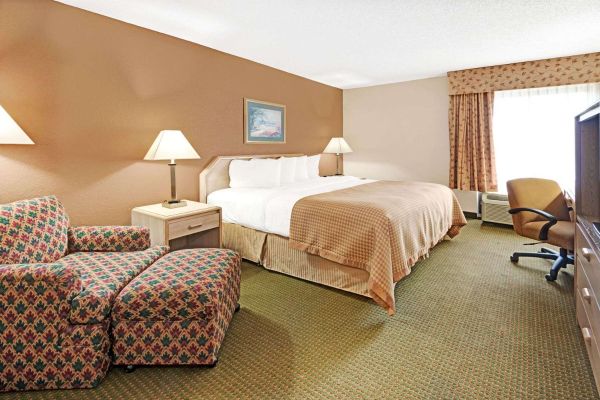 BAYMONT SUITES LAWRENCE (Lawrence)